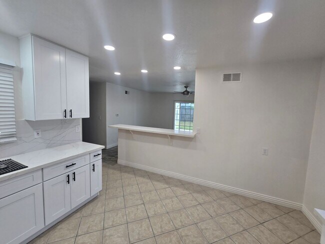 Building Photo - Beautiful 3 Bedroom 2 Bathroom Home In a P...