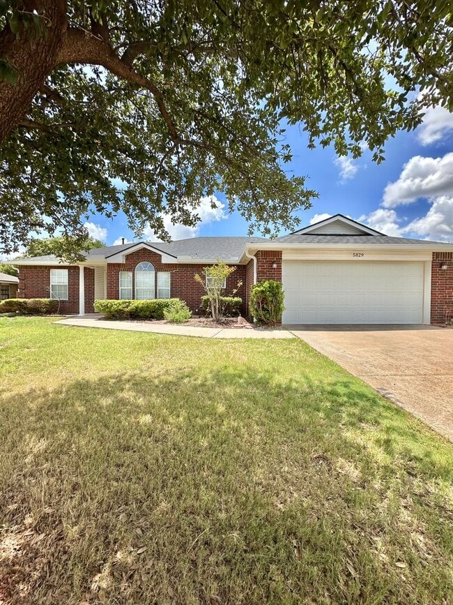 Primary Photo - NOW AVAILABLE - Charming Home In The Bluffs!!