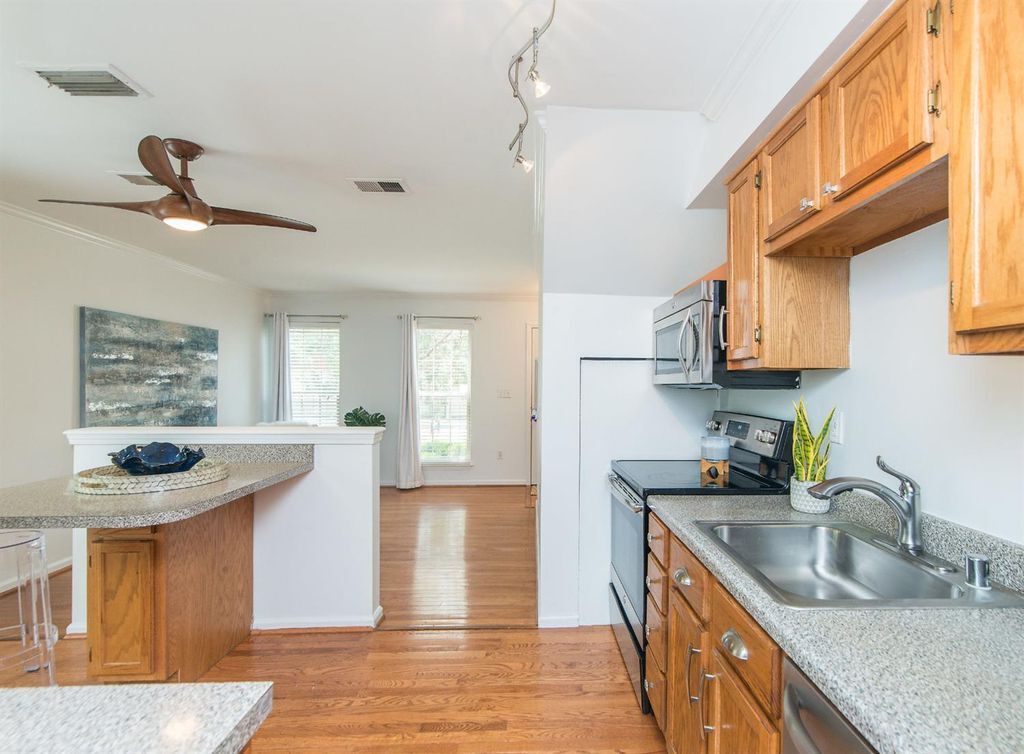 Kitchen - 415 Marquis Ave