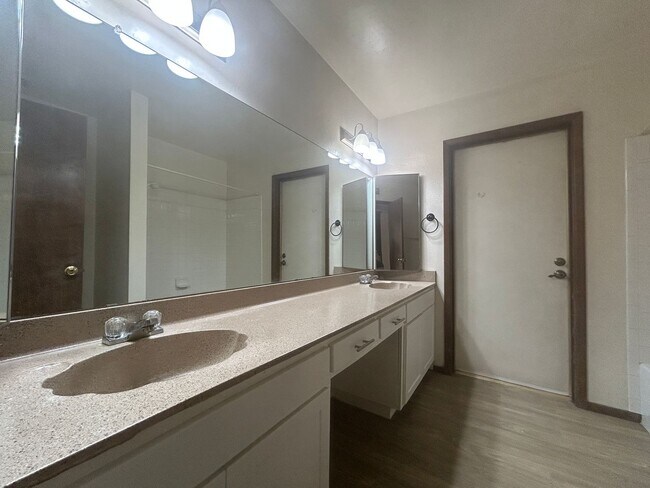 Building Photo - 2141 E Manhatton Dr