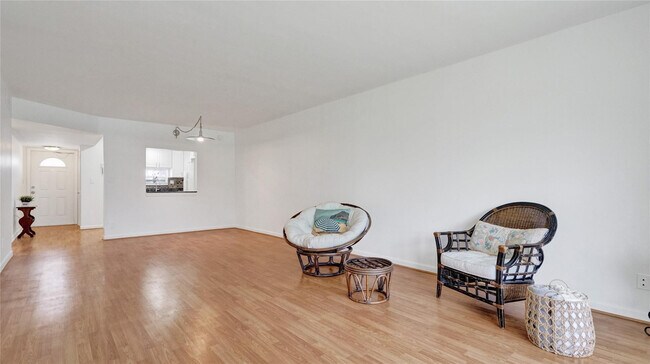 Building Photo - 681 S Hollybrook Dr