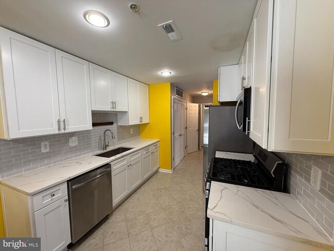 Building Photo - 2051 Astilbe Way