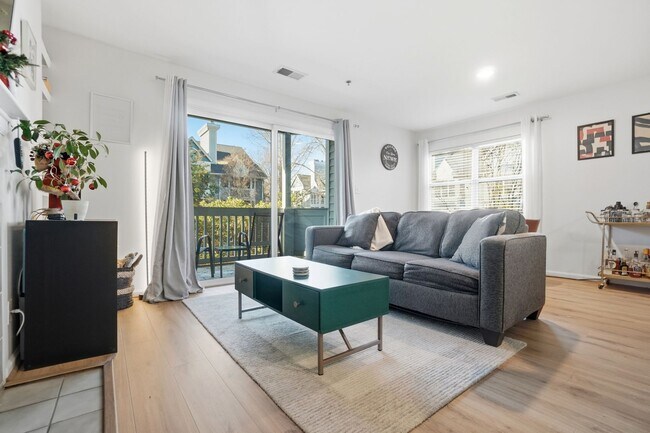 Building Photo - Uptown Living • Prime Location • City Views