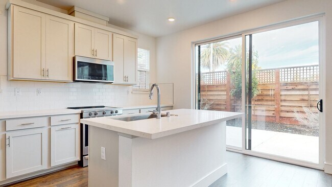 Building Photo - Beautiful and Bright 3 Bedroom 2.5 Bathroom Home with 2 Car Tandem Garage! PG&E Included!