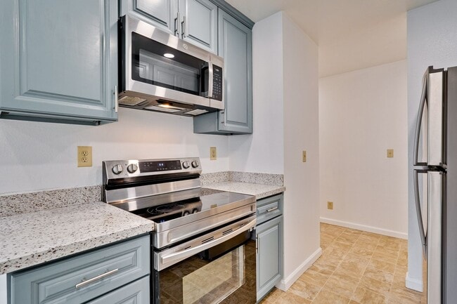 Building Photo - Spacious condo available in desirable Newpark Village community!