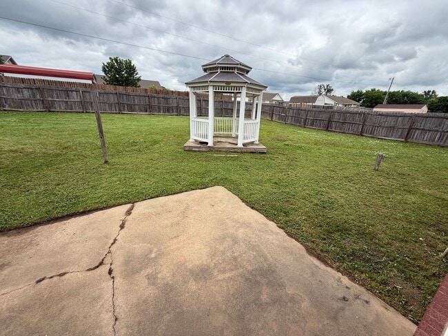 Building Photo - Nice 3 Bed 2 Bath House.  Yard Care Included.  Gas Heat & Hot Water