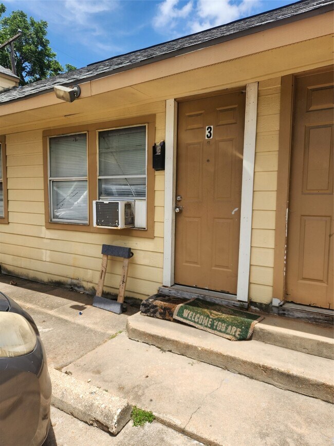 Primary Photo - 1016 Miles St