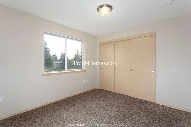 Building Photo - Comfortable 3-Story Townhome in Powellhurs...