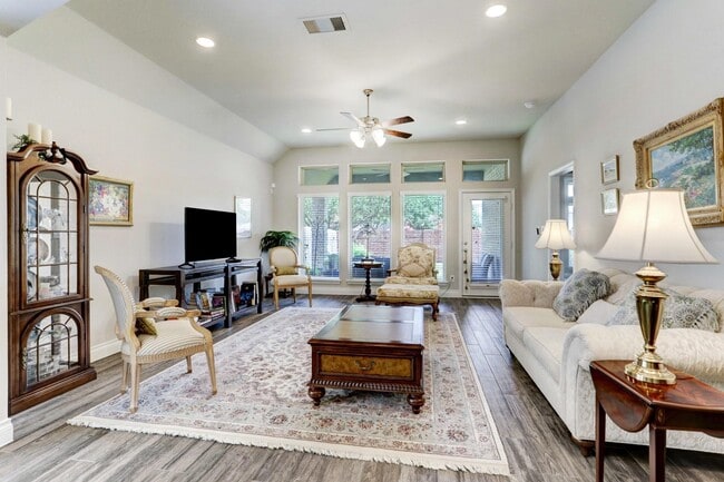 Building Photo - 8126 Silverspot Ln