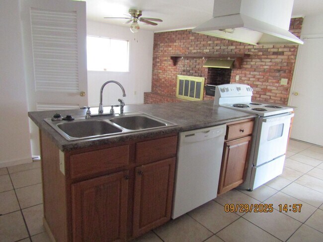 Building Photo - Very nice spacious home! No Carpet! Pet Fr...