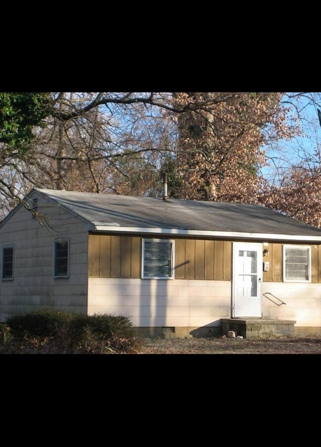 Primary Photo - 903 S English St