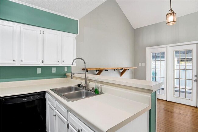 Building Photo - 5900 Grelot Rd