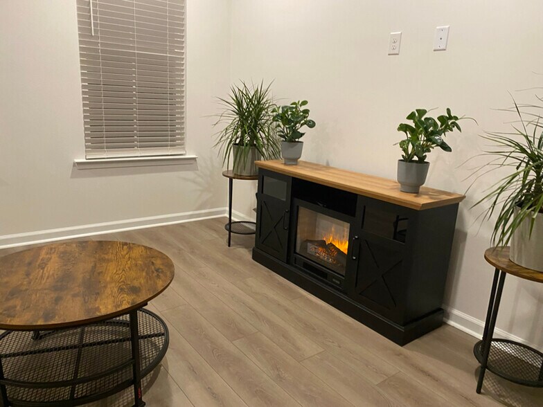 Building Photo - 4633 Forest Hills Dr