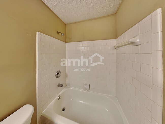 Building Photo - 607 Wallnut Hall Trl