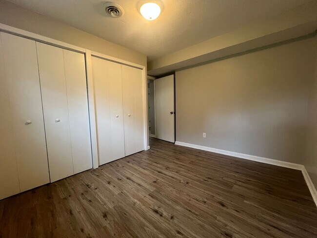 Building Photo - 811 Cedarcrest Dr
