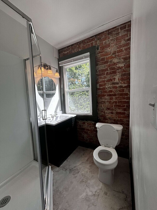 Building Photo - 2123 Monmouth St
