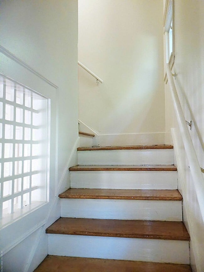 Building Photo - Available 8/1/26- Spacious and Open Two St...