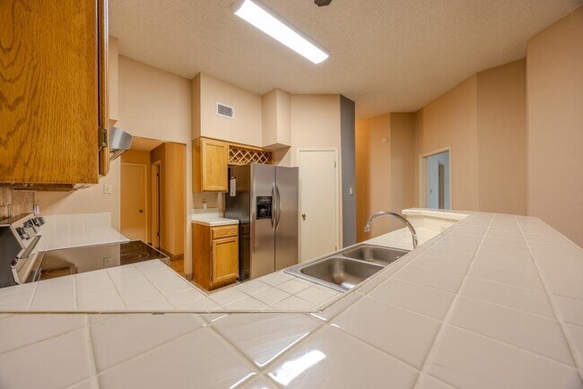 Building Photo - 1425 Longhorn Dr