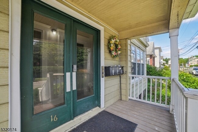 Building Photo - 16 Henry St