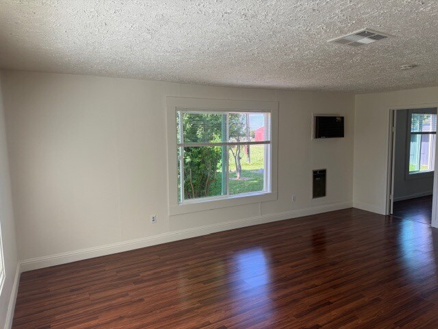 Building Photo - 10861 Live Oak Rd