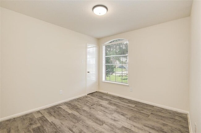 Building Photo - 9719 Goldenglade Dr