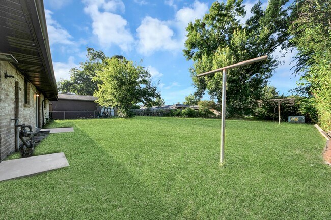 Building Photo - 3806 Charriton Dr