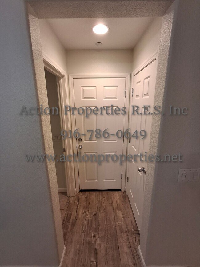 Building Photo - Stunning Townhome.  - 2 Stories - 3 Bed, 2.5 Bath, 2 Car Garage - Nearby Trails!