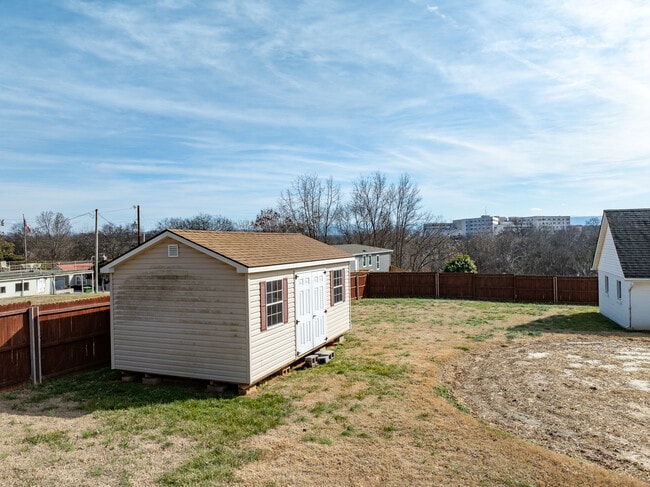 Building Photo - 412 Keeble St