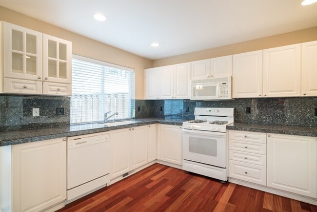 Building Photo - Quaint Carman Ridge Home in Lake Oswego