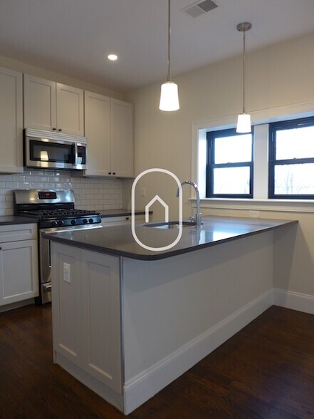 Building Photo - 45 Thorndike St