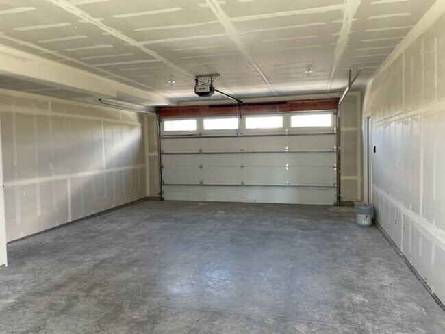 Building Photo - Townhouse For Lease