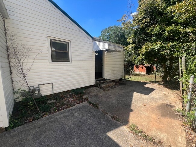 Building Photo - 3 bedroom 2 bathroom home