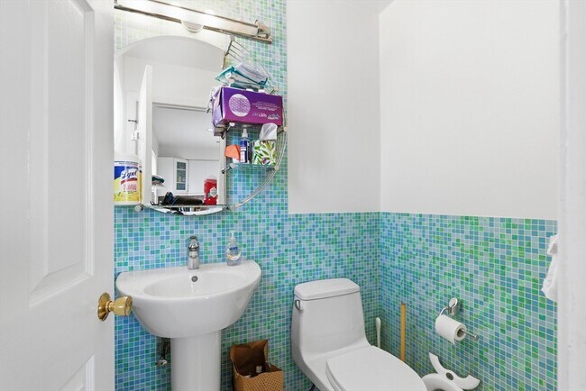 Building Photo - 5 Meadowbrook Rd