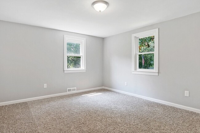 Building Photo - Coming Soon! Spacious 3 Bedroom, 1 Bath Ho...