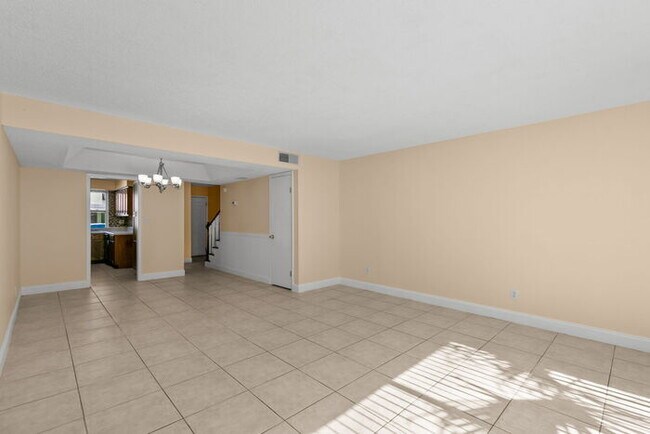 Building Photo - Town Home For Rent in Town 'n' Country!
