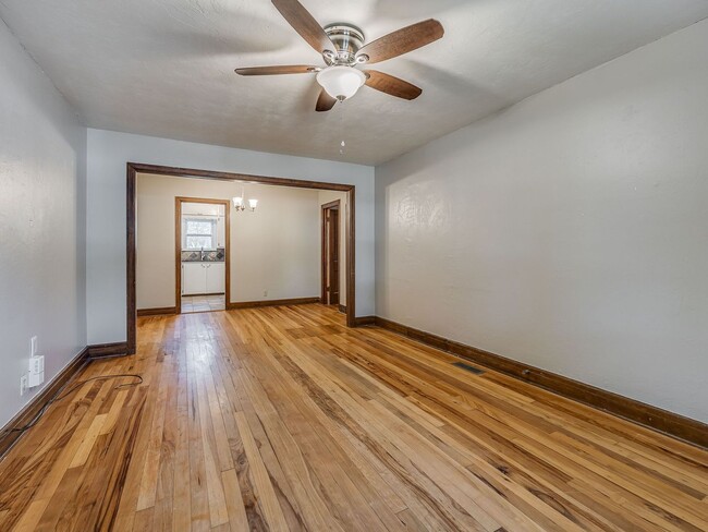 Building Photo - Super cute 3 bedroom bungalow