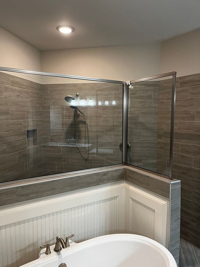 Building Photo - Custom Built home in a quiet subdivision