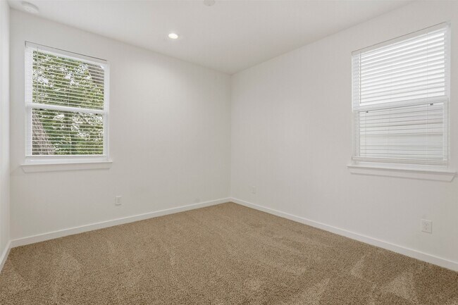 Building Photo - 1113 Highland Square Ln