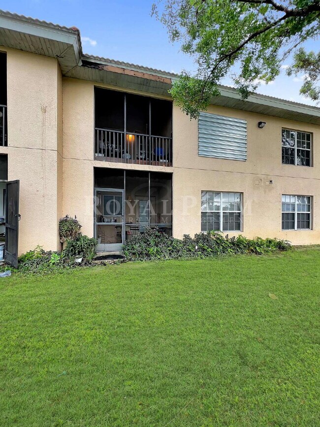 Building Photo - Your grocery bags will never complain about the commute — 2/2 on the first floor at Castilla Circ...