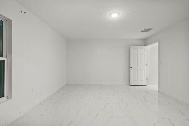 Building Photo - 362 NW Bayshore Blvd