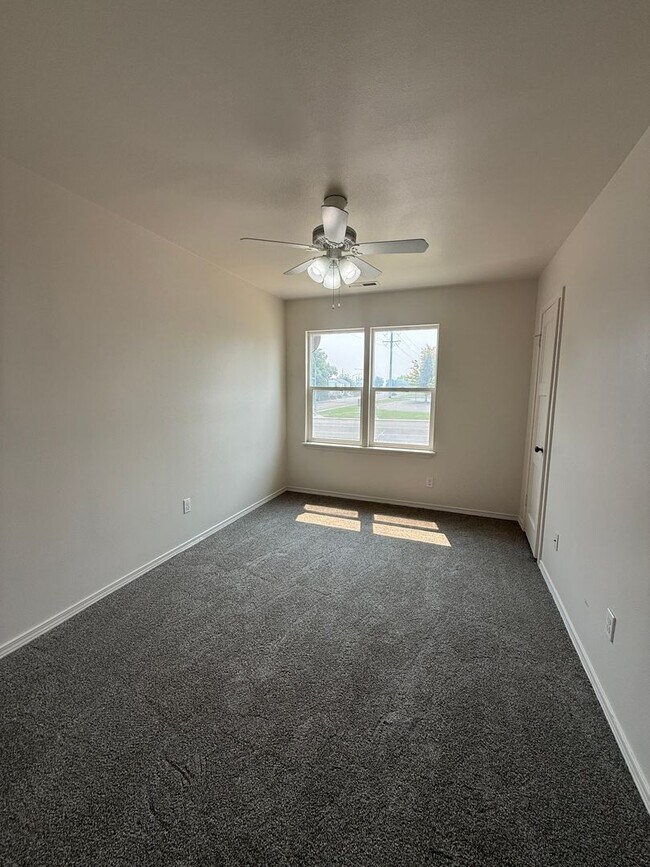 Building Photo - 1402sw