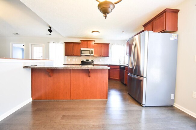 Building Photo - 3 Bedroom 2 Bath Home-Pets Allowed