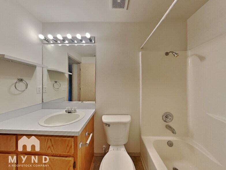 Building Photo - 3711 SE Sunrise Dr