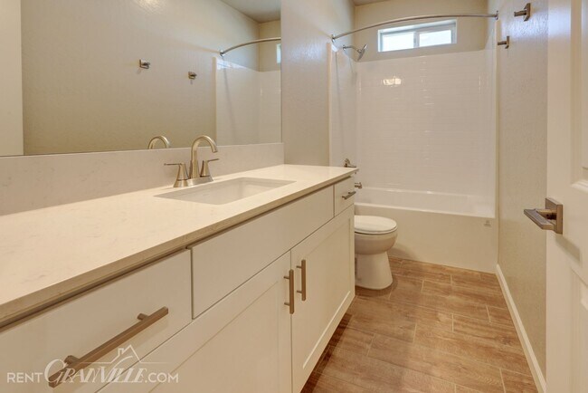 Building Photo - 877 Halford Ln