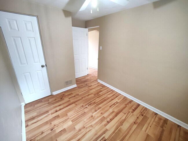 Building Photo - *Recently Updated 3BD/2BA Single Family Ho...