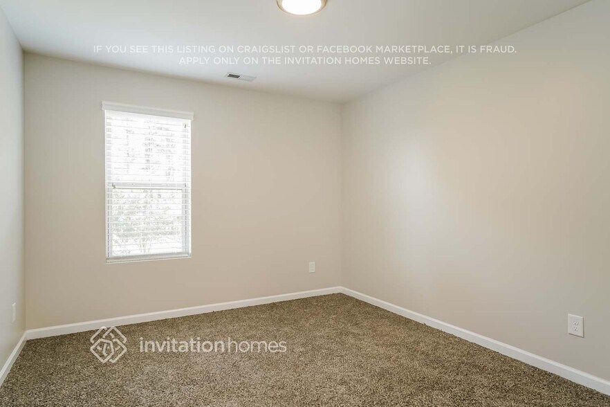 Building Photo - 2112 Longmont Dr