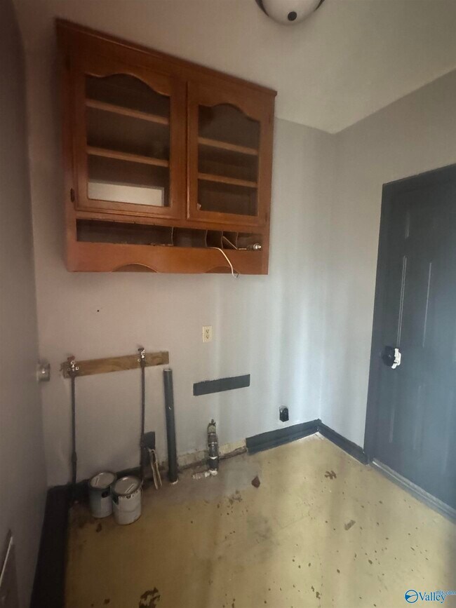 Building Photo - 9527 Hemlock Dr SE