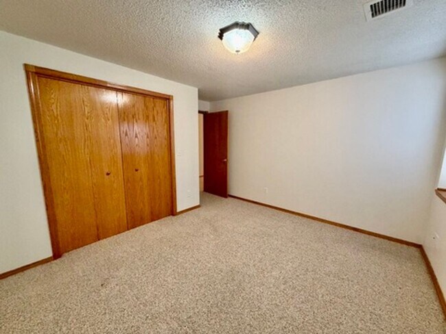 Building Photo - 4 bedroom Home in Regency Lakes!
