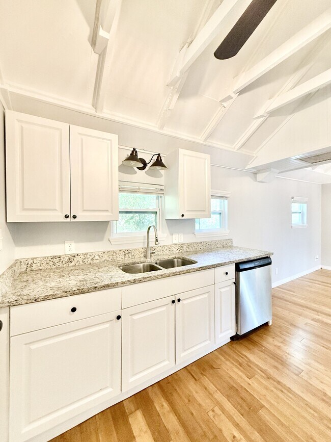 Building Photo - 713 Smith St