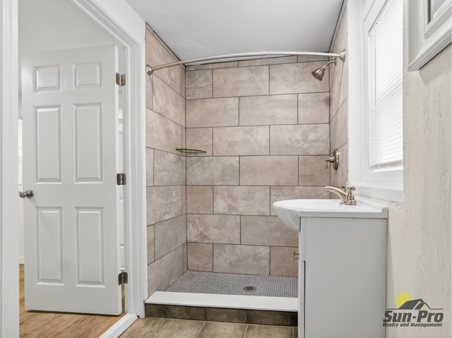 Building Photo - 213 Live Oak Ave